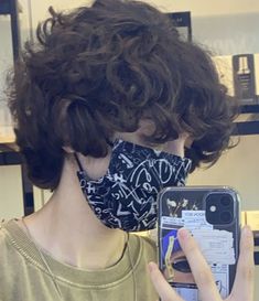 Curly Tomboy Haircut, Pixie Cut Ondulado, Tomboy Hair, Grunge Haircut, Fluffy Curly Hair, Tomboy Hairstyles, Short Curly Haircuts