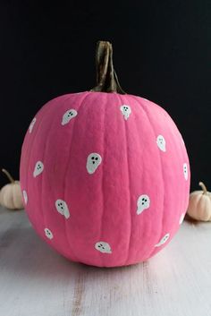 Pumpkin painted pink with ghosts drawings on it Diy Pumpkins Painting, Cute Painted Pumpkin Ideas, Pumpkin Painting Party, Creative Pumpkin Decorating, Pumpkin Carving Designs