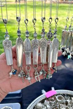 Fun Antique Silverware DIY Craft Ideas https://www.southerncrushathome.com/antique-silverware-diy-craft-ideas/ Old Silverware Ideas Diy Projects, Silverware Windchimes Diy, Display Silverware, Vintage Silverware Crafts, Old Key Crafts, Fork Crafts, Old Silverware