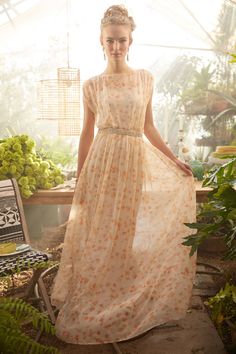 Peach Blossom Maxi Dress - anthropologie.com DIY tutorial: http://seecatecreate.com/easy-breezy-kimono-ish-maxi-dress/ Poppy Delevingne Wedding, Beach Goddess, Medium Skirt, Paper Crown, Mode Boho, Peach Blossom, Wedding Summer, Peach Wedding, Flowy Maxi Dress