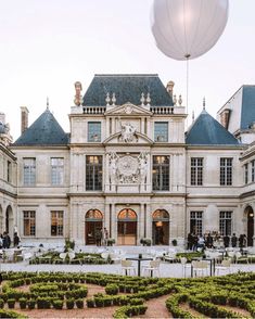 The 5 Best & Most Beautiful Garden Restaurants in Paris Restaurants In Paris, Tuileries Garden, Musee Carnavalet, Parisian Life, Most Beautiful Gardens, Museums In Paris, French Restaurants, Paris Restaurants, Furnished Apartment