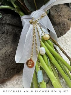 a bunch of green beans tied to a white ribbon with a tag that says decorate your flower bouquet