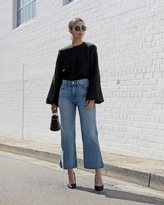 Minimalist Moda, Wide Leg Jeans Outfit, Minimalist Fashion Women, Types Of Jeans, Cool Summer Outfits, Womens Fashion Casual Summer, Outfit Jeans, Womens Fashion Edgy, Gwyneth Paltrow