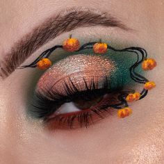 Halloween makeup look Inspired by: @meyloetta on Ig #halloweenmakeup #halloween #pumpkin #halloweenideas #halloweenmakeupideas #halloweenmakeuplooks #greenmakeup #eyemakeuptutorial Pumpkin Face Paint Ideas, Pumpkin Eyeliner, Pumpkin Eyeshadow Looks, Halloween Pumpkin Makeup Looks, Pretty Pumpkin Makeup Halloween, Pumpkin Makeup Looks, Pumpkin Inspired Makeup, Pumpkin Eye Makeup, Pumpkin Makeup Ideas