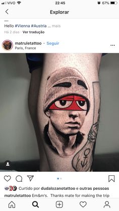 an image of a man with red glasses on his leg, and the caption is in spanish