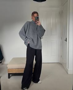 Black Pants Outfit Winter, Knit Pants Outfit, Normcore Outfits, Pants Outfit Work, Black Pants Outfit, Wide Leg Pants Outfit, Knit Sweater Outfit, Winter Pants Outfit, Turtleneck Outfit