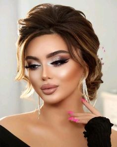 Simple Makeup For Black Dress, Quince Hair, Dramatic Wedding Makeup, Maquillage Yeux Cut Crease, Bridal Hair Buns