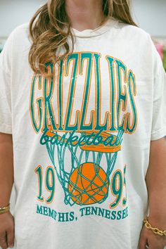 - Features Grizzlies with a basketball and hoop underneath and the established year with Memphis, Tennessee underneath all in orange and turquoise ink - Oversized fit - Sizing translation: XS/S : L , S/M : XL Vintage Basketball Shirt, Sport Tshirt Design, High School Basketball Shirts, Oversized Tshirt Design, Football Giveaways, Basketball Warm Up Shirts, Vintage College Shirts, Football Tshirt Designs, School Tshirt Designs