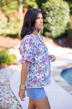 Ecru and multicolor floral print babydoll top with scalloped piping ric rac trim Enjoy vintage vibes in our Retro Floral babydoll top! This cute babe is ecru with multicolor retro floral print, and features a self tie detail over a v neckline, ruffle cuffed short puff sleeves, and pink scalloped piping ric rac trim throughout. Perfect all season long, she will make you stand out in style - whether you're going for a Boho vibe, or dressing up for a special event. So versatile! True to size fit; r Cruise Vacation Outfits, Teacher Outfit Ideas, Outfits Back To School, Cute Teacher Outfits, Floral Babydoll Top, Teacher Outfit, Ric Rac, Back To School Shopping, School Shopping