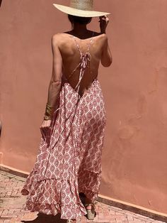 We love this pretty maxi dress for its magnificent open back as well as its maxi cut. It is particularly beautiful with its flowing viscose fabric with an ethnic pattern. Cut: Flare Length: 130 cm - 1 cm) Material: Fluid Neckline: V-neck, wrap-over style Pockets: None Lining: No Pattern: Foral Or Composition: 100% viscose Lucie is wearing a size S/M in the photo. This model has a fairly loose flared cut. Take your usual size. Pretty Maxi Dress, Floral Print Dress Summer, Maxi Robes, Ethnic Patterns, Neck Wrap, Viscose Fabric, Summer Floral, Dress Clothes For Women, Floral Print Dress