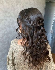 Hoco Hairstyles Curled Down, Hairstyles For Golden Dress, Prom Hairstyles Thick Long Hair, Hairstyles For Quinceanera Sister, Half Up Half Down Dama Hairstyles, Hairstyle For Sweet 16, Quince Court Hairstyles, Long Curled Prom Hair, Half Up Half Down Bridal Hair Face Framing