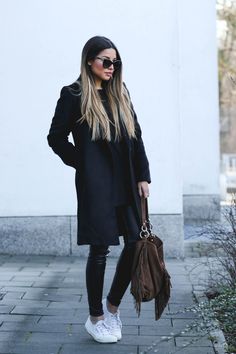 How To Wear Sneakers, Hipster Chic, How To Wear Leggings, Black Leather Leggings, Perfect Fall Outfit, Woman In Black, Winter Leggings, Legging Outfits