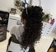 #quinceaños #quinceanera #peinados #hairstyles #bridalhair #hair #peinadoparaquinceanera Sweet Sixteen Hairstyles Curls, Quinceanera Hairstyles Natural Curls, Quinceanera Curly Hairstyles, Charro Quinceanera Hairstyles, Quiencera Hairstyles, Curly Hair Quinceanera Hairstyles, Peinados Para Xv Años