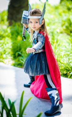 Fantasia de menina de Thor. Rompendo estereótipos.  Feminismo, Carnaval, fantasia de carnaval para crianças, educando em positivo, empoderamento feminino. Female Thor Costume, Easy Superhero Costumes, Thor Girl, Girl Superhero Costumes, Family Costumes Diy, Diy Fantasia, Thor Costume, Female Thor, Marvel Costumes