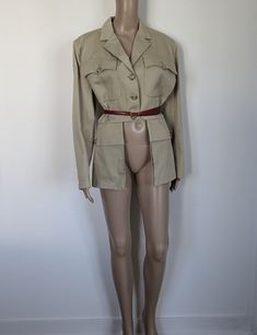 Spring 1990 ALAÏA beige safari cotton jacket Two breast pockets, two deep side pockets (24x24cm) Closes with three buttons Unlined Label :  ALAÏA Paris -   Made in France Missing the belt The jacket does not match the model's size Jacket : 42FR  US10  UK14     Model : 38FR  US6  UK10   Size  FR 42  M/L  More suitable for an M Shoulders                              42 cm   16,5" Bust                                         50 cm  19,7" Belt                                          45 cm  17,7" Ba Vintage Safari Outfit, Jacket Runway, Safari Outfit, Vintage Safari, Wardrobe Goals, Well Dressed Women, Safari Jacket, Safari Style, Cotton Jacket