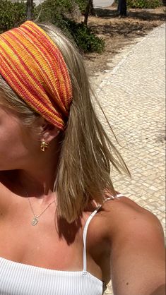 Headband Hairstyles Summer, Summer Hairstyles With Headbands, Aesthetic Headband, Head Bands Hair Styles, Knitted Hairband, Summer Hair Bandana, Headband Outfit Summer, Summer Headband, Headband Inspo Pics