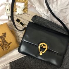 Good Condition. One Minor Damage On The Right Side Of The Inner Flaps, Not Visible When The Bag Is Closed. Dimensions: 26cm 20cm 8cm Strap Length : 88cm Celine Nano Belt Bag, Celine Micro Belt Bag, Celine Micro Luggage, Celine Tote Bag, Celine Tote, Celine Shoulder Bag, Small Drawstring Bag, Embossed Bag, Horse Carriage