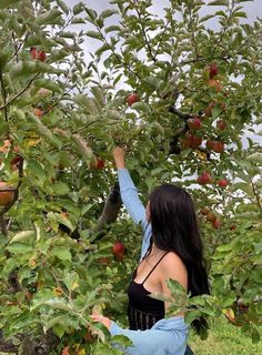 Botanical Garden Date Outfit, Gardening Photoshoot, Garden Pictures Poses, Swedish Girl, Rosé Core, Woman Photoshoot, Farm Day, Swedish Girls, Nature Photoshoot