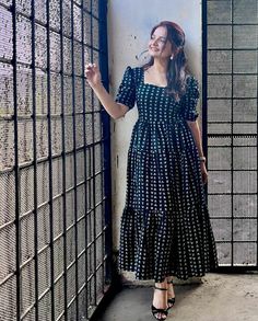 Poses In Frock Dress, Cotton Frocks For Women, Gopi Skirts, Drinks Pictures, Simple Frock, Modern Fits, Dress Designs For Stitching, Frock Models