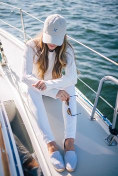 Gal Meets Glam Sail Away With Me - 360 Sweater Knit, Old Navy jeans, Soludos espadrilles, Tuckernuck hat, & Rayban sunglasses Adrette Outfits, Nautical Outfits, Boating Outfit, Gal Meets Glam, Sailing Outfit, Mode Chic, Nautical Fashion, Spring Wardrobe