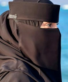 Niqab Photography, Black Abaya Designs Simple, Black Pakistani Dress, Black Abaya Designs, Islamic Style, Crying Eyes, Pretty Dresses Casual, Twilight Photos