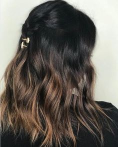 #ombrehaircuts #brownombrehair Ombre Fashion, Hot Hair Styles, Brown Ombre, Natural Look, Ombre Hair, Blur, Hair Trends, Womens Hairstyles