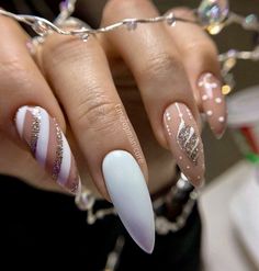 Subtle Christmas Nails, Ornament Nail Art, Nailart Winter, Unghie Sfumate, Christmas Nails Acrylic, Classy Nails