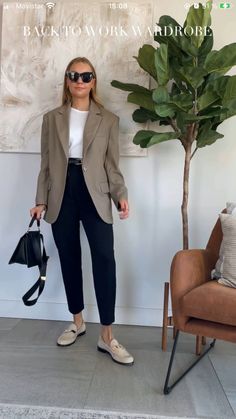 Women’s Corporate Outfits, Loafer Looks, Ivory Outfit, Job Clothes, Work Outfit Inspiration, Blazer Outfits Casual, Lawyer Fashion, Teaching Outfits