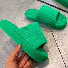 Minimalist Textured Green Sandals (Cn43) Ladies Slides, Trendy Flats, Faux Fur Material, Chic Flats, Cute Slippers, Women Slides, Womens Dress Suits, Outwear Women, Designer Slippers