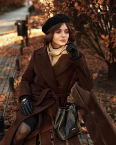 Heart Simple, Fall Photo Shoot Outfits, Dark Academia Style, Classic Vintage Style, Velvet Dress Designs, Academia Style, French Elegance, Winter Attire, Photography Posing Guide