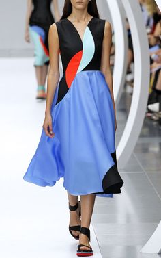 ROKSANDA Spring/Summer 2015 Trunkshow Look 4 on Moda Operandi Royalty Fashion, Designer Profile, Resort Fashion, Fabulous Clothes, Fancy Outfits, Colour Block, White Fashion