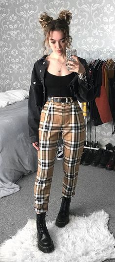 Spring is just around the corner! So get ready and check out these 34 looks! Moda Grunge, 90s Casual, Fashion 90s, 90s Fashion Outfits, 90s Outfit, Indie Outfits, Mode Inspo, Inspired Outfits, Edgy Outfits