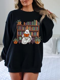 Embrace your love for the occult with this witchy sweatshirt, a perfect bookish gift for the horror aficionado or cottagecore enthusiast in your life. This cozy reading sweater merges witchy clothing with academia vibes, ideal for the book lover who adores a touch of mystique. 𝐃𝐄𝐓𝐀𝐈𝐋𝐒 👕 Unisex sweatshirt 🧵 50% cotton, 50% polyester 🏷️ Gildan brand 🌱 Light/medium weight 💫 Extremely soft 🍂 Perfect for layering 𝐏𝐄𝐑𝐒𝐎𝐍𝐀𝐋𝐈𝐙𝐀𝐓𝐈𝐎𝐍 𝐎𝐏𝐓𝐈𝐎𝐍𝐒  (𝐎𝐩𝐭𝐢𝐨𝐧𝐚𝐥. 𝐒𝐤𝐢𝐩 Spooky Library, Cottagecore Pumpkin, Librarian Appreciation, Library Shirt, Ghost Sweater, Aunt Birthday, Witch Sweatshirt, College Sweatshirt, Pumpkin Witch