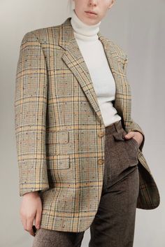 Beautiful wool tweed blazer jacket for men, from the 1980s. Made from pure wool in Italy. In very good vintage condition, signs of wear are minor.  Male jacket size 50 (L). The model is 175cm tall, usually wearing a female size M.  Shoulders 46cm Chest 54cm Sleeve 60cm Length 78cm ... Bonus for multiple purchases applies to all object: 3 or 4 items : 20% off : 3ITEMS20PERCENT 5 items or more : 30% off : 5ITEMS30PERCENT Apply the promo-codes at check-out. :) Also, please send me your ► phone numb Beige Tweed Blazer With Notch Lapel, Beige Tweed Blazer Single Breasted, Beige Tweed Blazer For Business, Vintage Wool Tweed Jacket For Office, Retro Beige Blazer For Fall, Retro Beige Fall Blazer, Vintage Plaid Wool Blazer, Vintage Plaid Wool Tweed Jacket, Plaid Wool Tweed Jacket Vintage Style