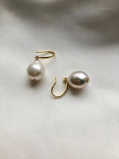 Our best selling classy and timeless Baroque pearl earrings.  The pearls are in the perfect size not too large or small, around 12-13mm in height, in rounded teardrop shape, dangling on a pair of 18k gold plated solid silver ear hoops. These beautiful earrings are timeless classic and easy to go with any outfits. Gold vermeil earring hooks version also available, select style at basket.  Due to the nature of natural pearls, every baroque pearl has little defects and marks on surface and is sligh Peach Jewelry, Baroque Pearl Earrings, Ziplock Bags, Keshi Pearls, Earring Hooks, Baroque Pearls, Natural Pearls, Timeless Classic, Pearl Jewelry