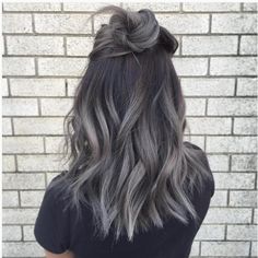 This new type of ombre hair has just the perfect witchy hint for fall! Gray Balayage, Ombre Hair Color, Short Hairstyle, Winter Hairstyles, Grey Hair, Ombre Hair, Balayage Hair