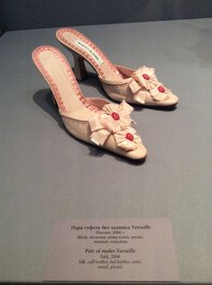 Manolo Blahnik Kitten Heels, Vogue Beauty, Chanel Earrings, Fashion Heels, Pretty Shoes, Dream Shoes, Sneaker Heels