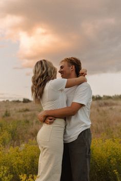 Sunset couple shoot flowers Short Boyfriend Tall Girlfriend Poses, Tall And Short Couple Poses, Hippie Photoshoot, Couple Outfits For Pictures, Tall Boyfriend Short Girlfriend, Short Boyfriend, Anniversary Pics