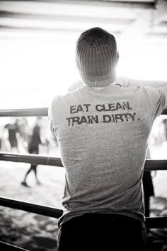 the back of a man's shirt that says eat clean train dirty