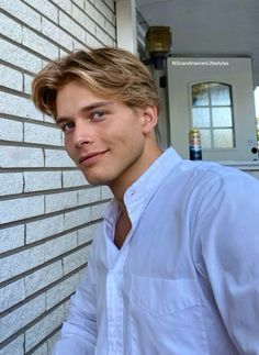 Blond Model Male, Sandy Brown Hair Men, Old Money Blonde Guy, Blonde Man Blue Eyes, Blond Men Haircut, Blonde Old Money Boy, Mens Old Money Hairstyle, English Boy Aesthetic, Guys Blonde Hair