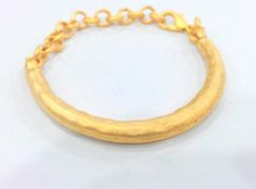 Material :Gold Plated iron and zinc Alloy Color: 22K Gold Size :approx 2,5 inches in diameter (or about 8 inch circumference) Quantity : 1 pc. Please see picture for detail. Gold Hand Forged Bangle, Gold Hand Forged Metal Bangle, Hand Forged Gold Metal Bangle, Gold Plated Bracelets, 22k Gold, Chain Link Bracelet, Link Bracelets, Chain Link, Zinc Alloy