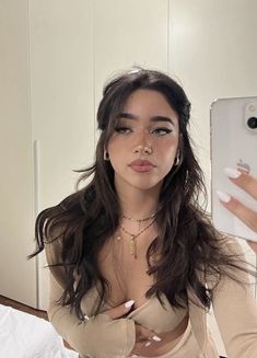 Brunette Girl Aesthetic, Tato Henna, Foto Poses, Brunette Girl, Aesthetic Outfit, Love Makeup, Pretty Makeup, Aesthetic Hair, Cute Makeup