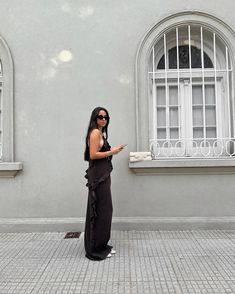 Woman in a black dress and sunglasses, standing against a light-colored wall. Elegant Brown Dress, Skirt And Top Set, Skirt And Top, Trendy Outfit, Brown Dress, Street Style Looks, Unique Outfits, Skirt Top, Urban Fashion