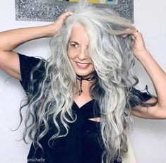 Long Grey Hair, Long Hair Older Women, Grey Hair And Glasses, Long Silver Hair, Grey Hair Over 50, Grey Curly Hair, Gorgeous Gray Hair, Grey Hair Inspiration, Beautiful Gray Hair