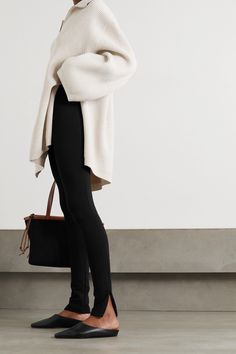 Winteroutfits Chic, Minimalist Moda, Look Legging, Black And White Outfit, Black Leggings Outfit, Legging Outfits, Looks Street Style, Looks Black, Mode Inspo