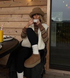 Paige Lorenze Fall, Deb Pfiefer, Cozy Cabin Trip Outfits, Uggs Plus Size Outfit, Winter Cottage Outfit, Mountain Look Outfit, Paige Lorenze Outfits, Autumn Vibes Outfit, Montana Outfits Winter