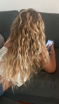 Blond Wavy Hair Natural, Wavy Beach Blonde Hair, Blond Beachy Hair, Summer Blonde Curly Hair, Long Hair Aesthetic Blonde, Blonde Hair Wavy Natural, Beach Color Hair, Permed Blonde Hair