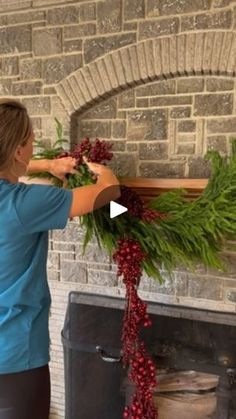 Fireplace Wreath Decor, Christmas Wreath Above Fireplace, Mantle Christmas Decor Ideas Simple, Decorating Fireplace For Christmas, How To Decorate A Mantle For Christmas, Christmas Mantels Ideas, Mantel Decorating Ideas Christmas, Mantel Decorating Ideas For Christmas, Christmas Mantles Ideas Fireplaces