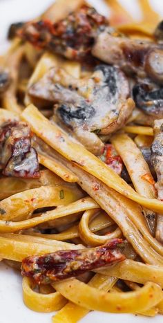 close-up of Mushroom Pasta in a Garlic and Basil Cream Sauce Tomato Mushroom Pasta, Basil Cream Sauce, Pasta With Mushrooms, Pasta Italiana, Mushroom Pasta, Grilled Veggies, Tomato Pasta, Idee Pasto Sano