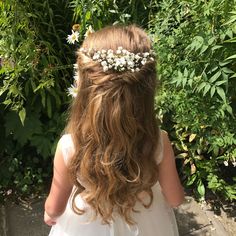 Classic Flower Girl Hair: Half-Up Do with Baby's Breath Flower Girl Updo, Flower Hairstyles, Hairstyle Bridesmaid, Κούρεμα Bob, Girl Flower, בר מצווה